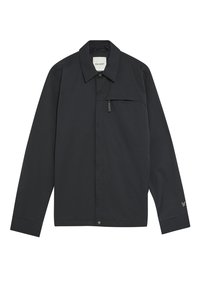 Chaqueta negra hecha de un tejido duradero, con un bolsillo en el pecho con cremallera, un cuello clásico y cierre de botones a presión. Marca sutil en la manga.