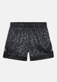 Mustade ja hallide leopardimusterlööbidega lühikesed püksid, mis on valmistatud kergest kangast, elastse vöökohaga ja valgete brändisiltidega. Omavad võrkmaterjalist külgpaneeli.