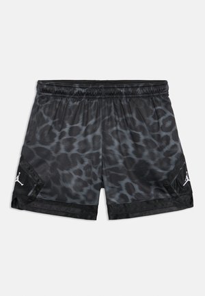 Pantaloni scurți cu imprimeu leopard negru și gri, confecționați dintr-un material ușor, cu talie elastică și accente branduite albe. Prezintă un panou lateral din plasă.