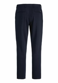 Pantalon bleu marine présentant une coupe ajustée, une texture lisse, des passants de ceinture et deux poches arrière avec de subtils détails de couture.