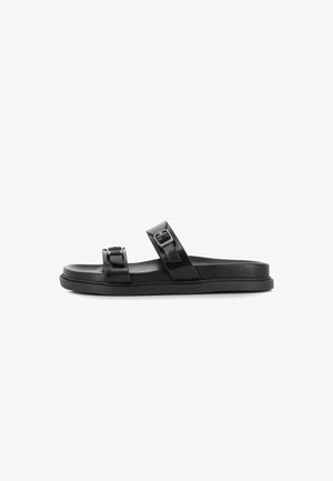 Sandalia tipo chancla negra con dos correas ajustables con hebillas y suela plana, mostrada de lado sobre un fondo blanco.