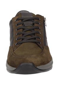 Braune Wildlederschuhe mit einem glatten Lederakzent, featuring dunkle Schnürsenkel, einem seitlichen Reißverschluss und einer Gummisohle mit strukturierten Details.