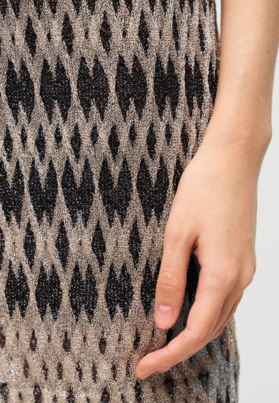 Πλεκτό φόρεμα με διαγώνιο μοτίβο σε μεταλλικό ασημί και μαύρο, με εφαρμοστή σιλουέτα και διακριτικές λεπτομέρειες κατά μήκος των άκρων.