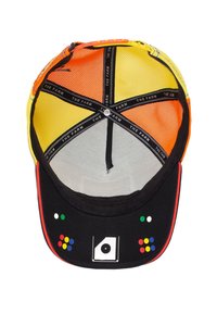 Gorra de béisbol con un diseño de malla multicolor, visera negra, detalles impresos en verde, blanco y amarillo, y cierre ajustable.