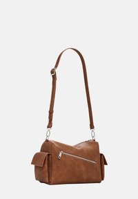 Braune Kunstleder-Handtasche mit einem mit Reißverschluss versehenen Hauptfach, einer Vordertasche, einem verstellbaren Träger und geometrischem Design.