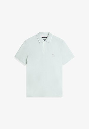 Polo gris clair à manches courtes avec deux boutons, un col et un petit logo Tommy Hilfiger sur la poitrine gauche.