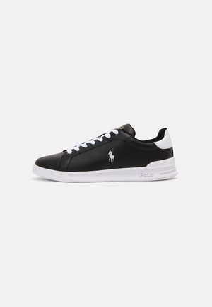 Czarno-białe niskie sneakersy z białymi sznurówkami, perforowaną skórą, logo Polo po boku oraz białą podeszwą z teksturowanym bieżnikiem.