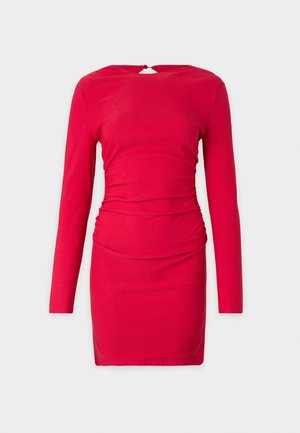 Raudona suknelė ilgomis rankovėmis, prigludusio silueto, su raukšlėmis juosmens srityje ir skylute nugaroje. Lygaus audinio tekstūra.