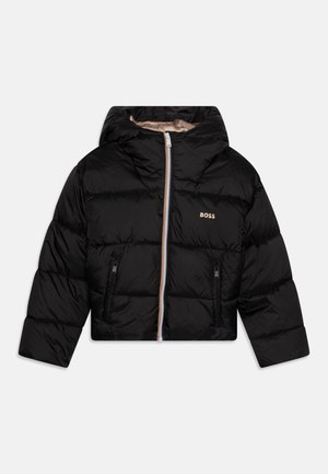Veste matelassée noire avec capuche, fermeture éclair beige, deux poches avant zippées, et petit logo beige "BOSS" sur la poitrine.