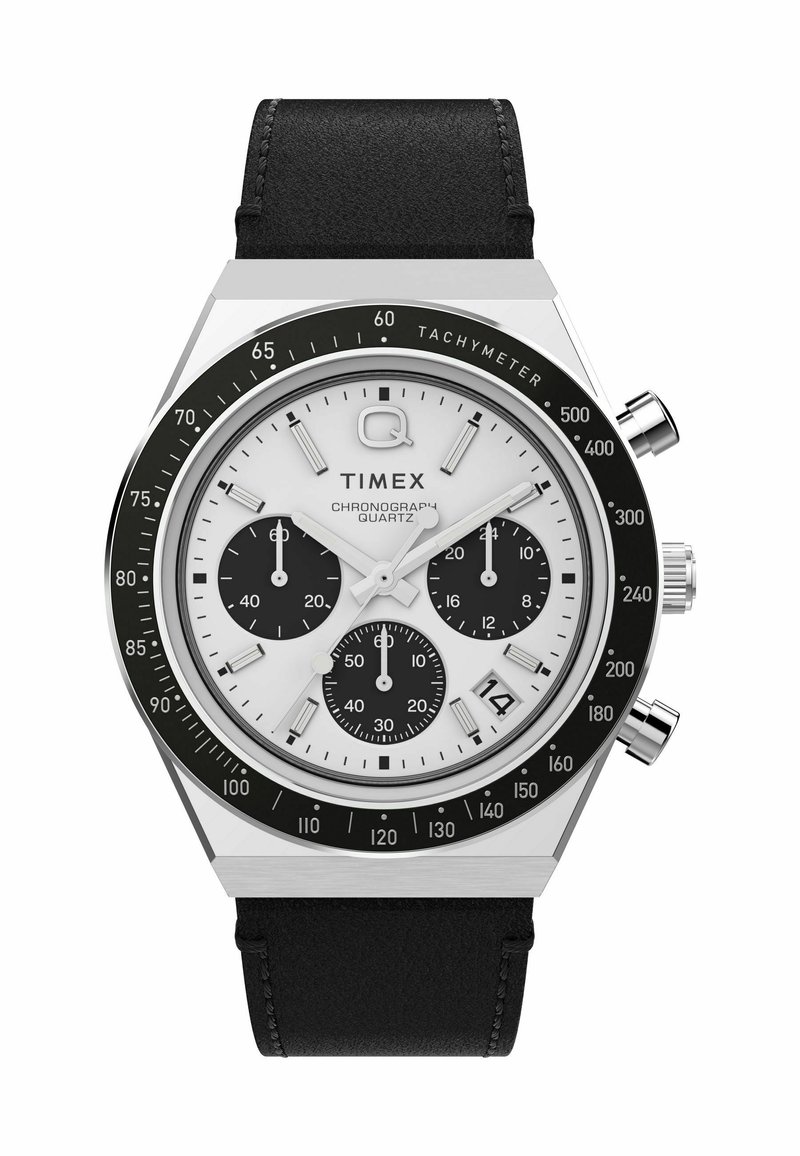 Montre chronographe à quartz avec un boîtier en acier inoxydable argenté, un cadran blanc, des sous-cadrans noirs et un bracelet en cuir noir. Elle est dotée d'une échelle tachymétrique.