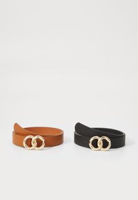 Două curele: una maro și una neagră, ambele având o cataramă dublă circulară din aur. Fabricate din piele netedă cu un finisaj elegant.