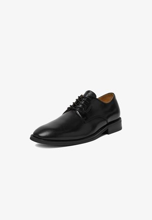 Schwarzer formeller Herrenschuh aus Leder mit Schnürdesign und niedrigem Absatz, aus schräger Perspektive auf weißem Hintergrund gezeigt.
