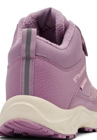 Lilla højtop sneaker med tekstureret stof, polstret krave, refleks-stribe på hæltag og hvid sål med skridsikkert mønster.