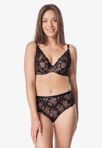 Czarny koronkowy biustonosz i dopasowane majtki z wysokim stanem, ozdobione haftem w kształcie róż i falistymi brzegami. Środkowy detal na biustonoszu.