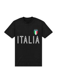 Černé bavlněné tričko s nápisem "ITALIA" v tučných bílých písmenech, doplněné barevným emblémem italské vlajky s hvězdami.