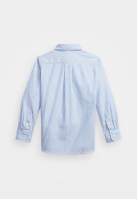 Camisa de manga larga a rayas azules y blancas con cuello tradicional y puños abotonados. Presenta una yugo y un pliegue en la parte posterior para un mejor ajuste.