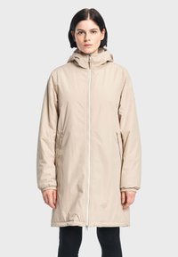 Svijetlosmeđi vodootporni kaput s kapuljačom, dugim rukavima, prednjim zatvaračem i bočnim džepovima; glatka tekstura i dizajn do koljena.