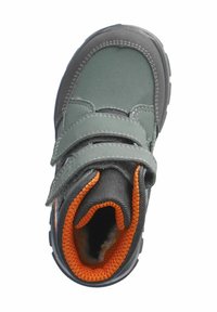 Bota sintética gris con acentos naranjas, que cuenta con dos correas de velcro, cuello acolchado y suela texturizada. El forro interior parece de tipo borreguillo.