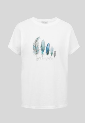 Wit T-shirt met vijf blauwe en grijze veren in verschillende vormen en maten, met daaronder de tekst "licht als een veertje."