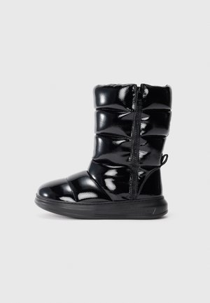 Schwarze, glänzende Stiefelette in Knöchelhöhe mit gepolsterten Bereichen, einem seitlichen Reißverschluss und einer strukturierten Gummisohle für besseren Halt.