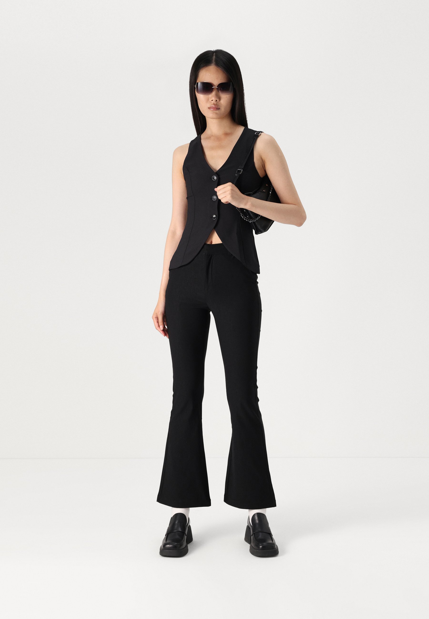 【アンリアン】v neck gilet ワンサイズ　ブラック realsyndrome ベスト ジレ Edwards/エドワーズ ESSENTIAL V-NECK