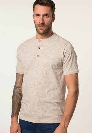 T-shirt henley à manches courtes, de couleur beige clair, avec un motif texturé, trois boutons au col et une coupe décontractée. Convient pour une tenue décontractée.