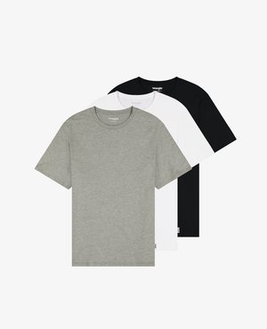 Trei tricouri simple cu guler rotund, în gri, alb și negru, suprapuse cu gri pe față, pe un fundal alb.