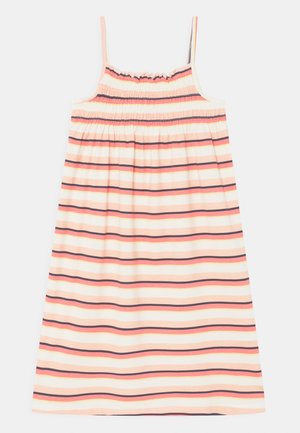 Vestido de verano sin mangas con tirantes delgados, cuerpo fruncido elástico y rayas horizontales en naranja, rosa, negro y blanco sobre un fondo claro.