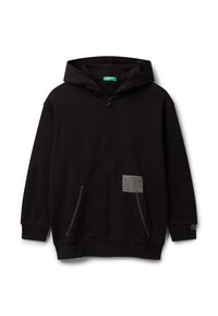 Felpa nera con zip, tasche anteriori, cappuccio, dettagli in cucitura bianca e una piccola toppa con testo quadrata nell'area della tasca destra.