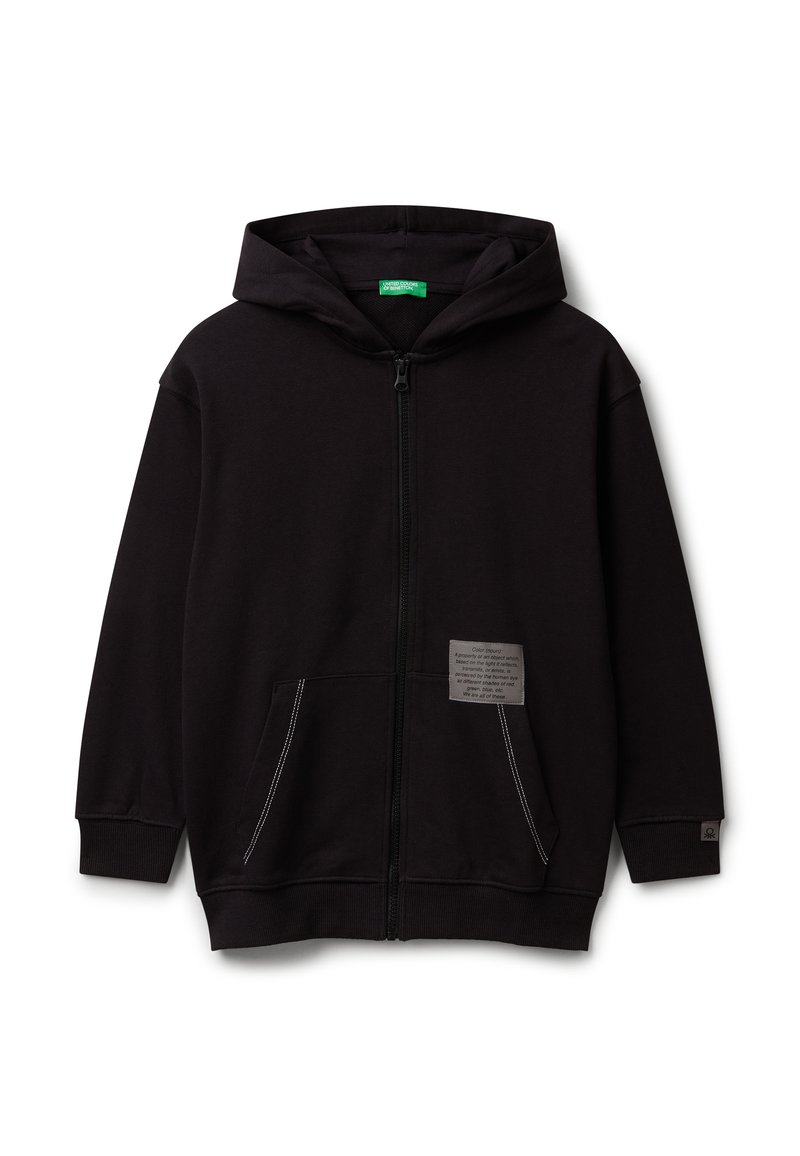 Felpa nera con zip, tasche anteriori, cappuccio, dettagli in cucitura bianca e una piccola toppa con testo quadrata nell'area della tasca destra.