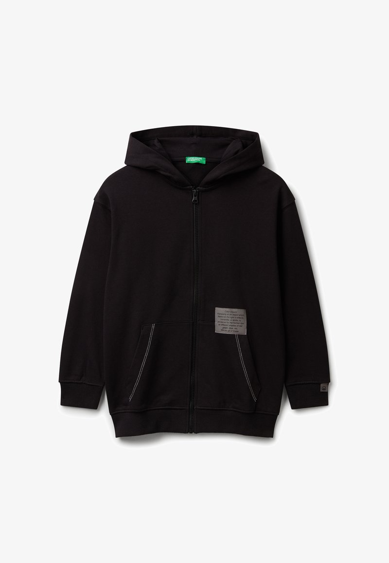 Felpa nera con zip, tasche anteriori, cappuccio, dettagli in cucitura bianca e una piccola toppa con testo quadrata nell'area della tasca destra.