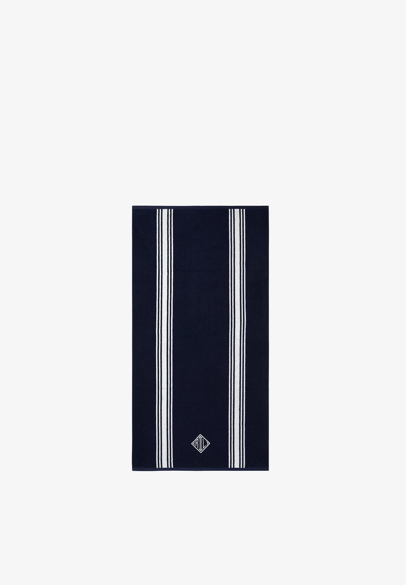 Serviette bleu marine avec deux ensembles de rayures blanches parallèles et un petit logo blanc brodé près du centre inférieur.