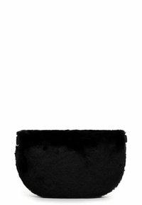 Borsa a pochette in pelliccia sintetica nera, forma arrotondata, texture morbida, senza hardware visibile, design senza cuciture, bordatura scura a contrasto sul bordo superiore.