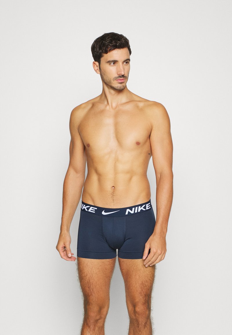 Herren Shirts | Nike Underwear TRUNK 3 PACK Panties malachite/mystic navy/obsidian/dunkelgrün - XV55008 Herren Shirts | Nike Underwear TRUNK 3 PACK Panties malachite/mystic navy/obsidian/dunkelgrün - XV55008