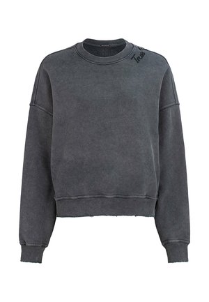 Popielaty szary krótki sweter z dzianiny z prążkowanymi mankietami i obrębem, z efektem wyblakłym oraz małym czarnym haftem w formie napisu na prawym ramieniu.