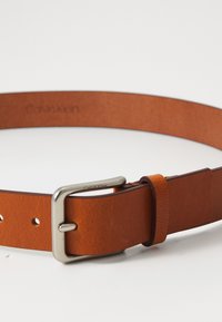 Ceinture en cuir Calvin Klein d'une riche couleur ambre avec une boucle en argent poli et des trous visibles pour les ajustements de taille.