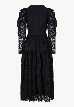 Czarna koronkowa sukienka z długimi bufkami, dopasowanym gorsem i rozkloszowaną spódnicą. Całość zdobi misterny kwiatowy wzór na fakturowanej tkaninie.