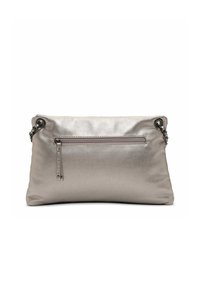 Metaliczna srebrna torebka kopertówka o gładkiej fakturze, z kieszonką na zamek błyskawiczny oraz łańcuszkowym uchwytem. Prostokątny kształt z płaską powierzchnią i subtelnym logo.
