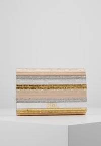 Rektangulär clutch med horisontella glittriga guld-, silver-, beige- och vita ränder, med guldiga "KGL" initialer på framsidan.