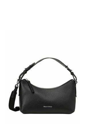 Borsa a tracolla in pelle nera con finitura testurizzata, forma curvata e tracolla regolabile. Presenta una chiusura a zip e un logo impresso sul davanti.