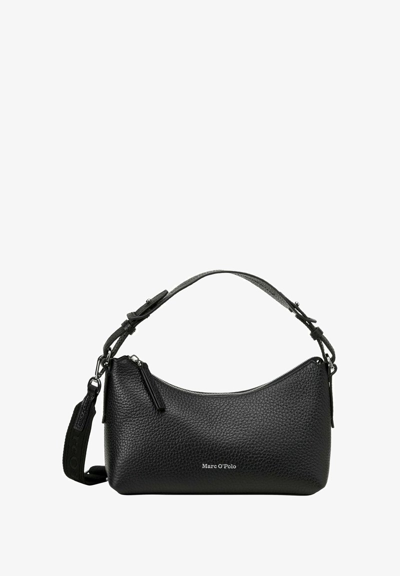 Czarna skórzana torebka o teksturowanym wykończeniu, zaokrąglonym kształcie i regulowanym pasku. Posiada zamek błyskawiczny oraz wytłoczone logo z przodu.