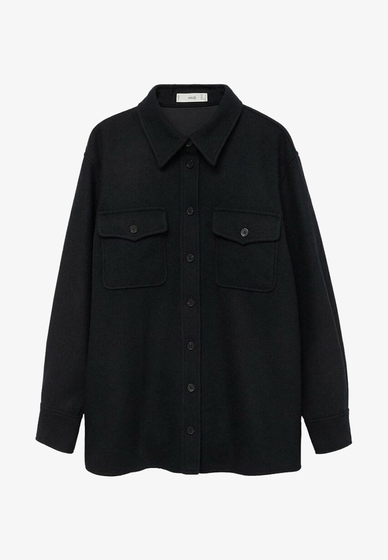 Veste-chemise noire à manches longues avec deux poches poitrine à rabat et un col, présentée sur fond blanc.