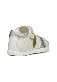 Sandalo bianco e argento con lati aperti, realizzato in pelle testurizzata e materiale morbido. Chiusura con strap in velcro, suola in gomma leggera.