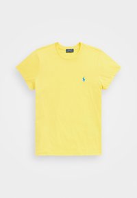 Žluté tričko s krátkým rukávem a kulatým výstřihem s modrou výšivkou loga Polo Ralph Lauren na levé části hrudi.