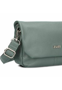Borsa a spalla in pelle verde con finitura testurizzata, metallo argentato, tracolla regolabile e patta di chiusura frontale.