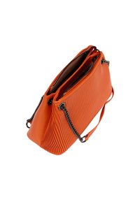 Narancssárga ribizli táska, dupla rekeszekkel, cipzáras záródással és lánccal díszített vállpánttal. Simább tapintású, kontrasztos belső résszel.