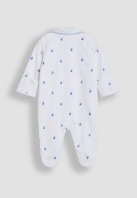 Witte babyromper met lange mouwen, versierd met een patroon van kleine blauwe zeilbootjes, van zachte stof en met een kraag met blauwe rand.