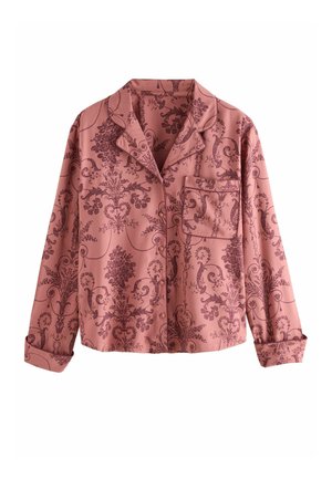 Lys rosa satin pyjamasbluse med lange ærmer, prydet med et blomstret damaskmønster i mørk maroon, en brystlomme og en slå-om krave.