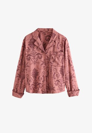 Różowa satynowa bluzka piżamowa z długimi rękawami, zdobiona wzorem w kwiatowy damaszek w ciemnym burgundzie, z kieszonką na piersi i kołnierzykiem z wycięciem.