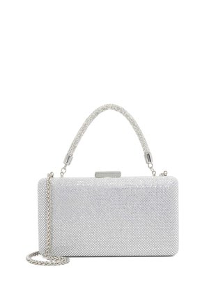 Zilveren clutch tas met een textuur van rhinestones aan de buitenkant, rechthoekige vorm, ketting- en kraalhandvat, en metalen sluiting.